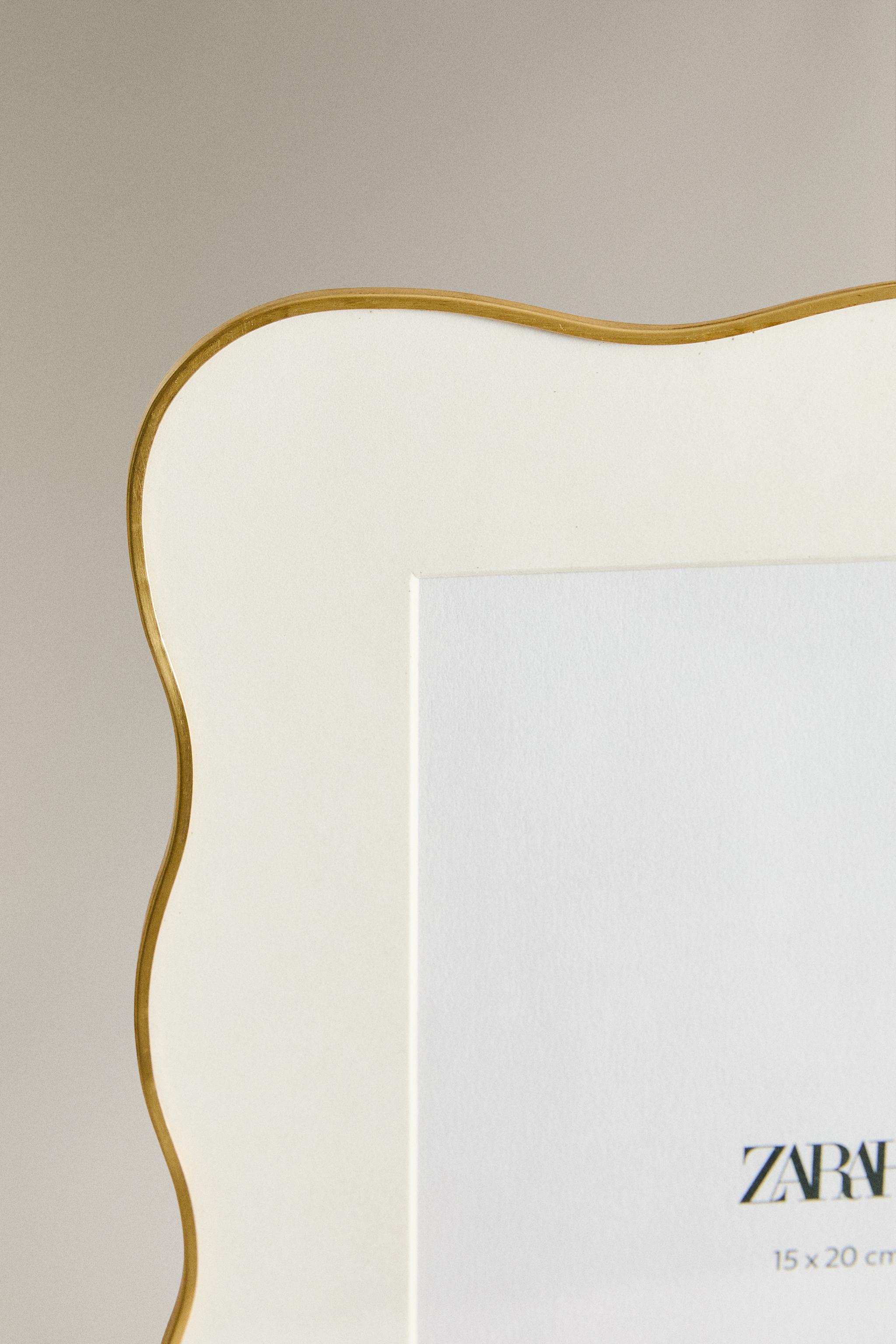 SCALLOPED METAL PICTURE FRAME